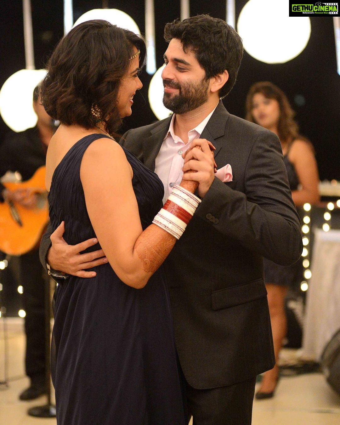 Sameera Reddy Instagram - Mr.Vardenchi Would you dance with me forever ❤️ tomorrow we complete 6 years . I still remember how crazy our wedding was ! Maharashtrian /South Indian rituals! Short Hair , Wedding Chudas on a gown 🤣 and then a white wedding cake dancing the night away to a Catholic Bandra Band playing our fav tunes 💃 ! It was perfect❤️ #anniversary #week #myhusband #bae #marriage #6years #wedding #throwback