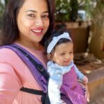 Sameera Reddy Instagram - Now that Nyra is 6 months old she has been super curious to look around and explore the world! Her favourite being pulling her brother’s hair! 😃 when I put her front face out in her baby carrier she was thrilled to bits! I’m wearing the Soul Anoona is Sangria! Loving it ! @soulslings_india #happytogether . 🎈Two things to remember while carrying your baby in this position are 1. Front Face Out can be attempted ONLY when your baby has torso control. Usually around 6 months❗️ 2. NEVER let the baby fall asleep in this position ‼️ . #soulslings #soulanoona #sameerareddy #mom #momlife #babywearing #babycarrier #sameeraxsoul