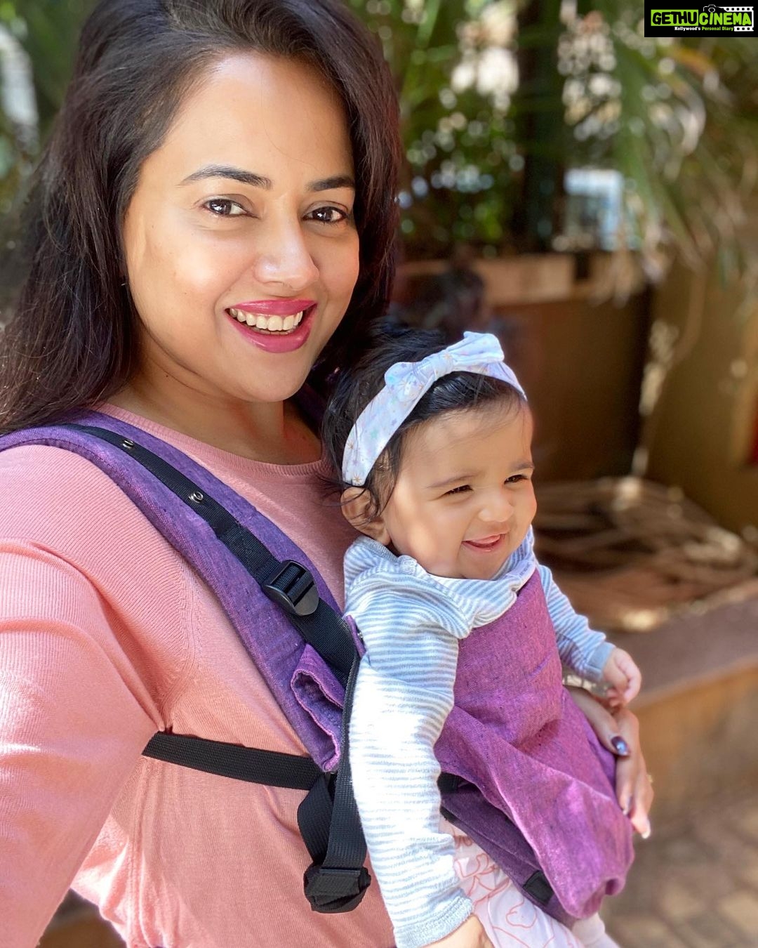 Sameera Reddy Instagram - Now that Nyra is 6 months old she has been super curious to look around and explore the world! Her favourite being pulling her brother’s hair! 😃 when I put her front face out in her baby carrier she was thrilled to bits! I’m wearing the Soul Anoona is Sangria! Loving it ! @soulslings_india #happytogether . 🎈Two things to remember while carrying your baby in this position are 1. Front Face Out can be attempted ONLY when your baby has torso control. Usually around 6 months❗️ 2. NEVER let the baby fall asleep in this position ‼️ . #soulslings #soulanoona #sameerareddy #mom #momlife #babywearing #babycarrier #sameeraxsoul