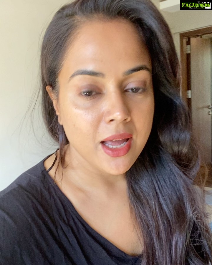 Sameera Reddy Instagram - With 2 kids, toys all over the place, so much stuff and clutter I woke up this morning so tired of seeing clothes I don’t wear and keep things I don’t need ! I don’t know if you hoard but I think I do and it just needs to stop ! I want to be a minimalist! For everything I get I need to giveaway something! It feels good! #declutter #minimalism #minimalist #feelgood #thursday