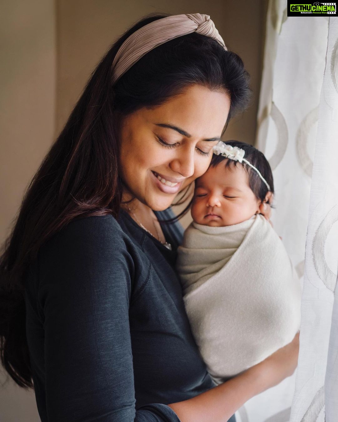 Sameera Reddy Instagram - I struggled with myself and my own expectations of what my life should be for the last few years but this year I finally found peace. We tend to make plans for ourselves and sometimes the unexpected path turns out to be the better choice . I couldn’t have asked for more. 2019 thank you for being so amazing!! #only #gratitude #2019 🙏🏼 @mommyshotsbyamrita . . #imperfectlyperfect #motherhood #momlife #healthy #mind #peace #happiness #love #familyfirst #blessed #blessed🙏