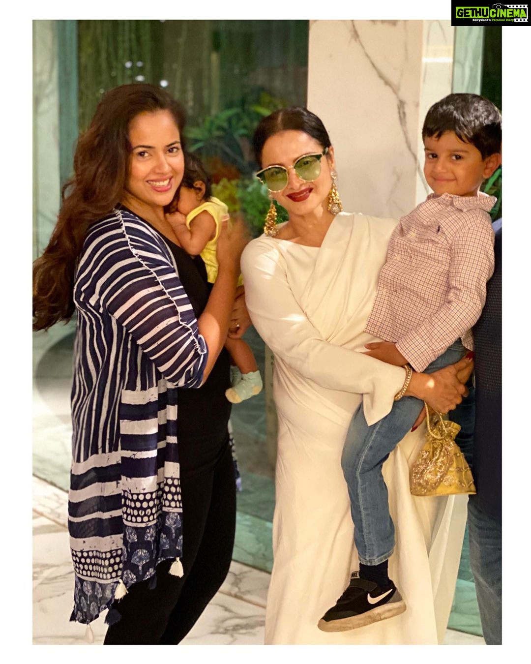 Sameera Reddy Instagram - The glee on my face to have my kids meet Rekhaji 😊She is such a legend 🙏🏼 Nyra was super cranky and she was so sweet with her 😍 gosh ! Such presence and what a fabulous look! Love love love this woman ! 🥰#superstar #legend #idol #moment #wow 🤩