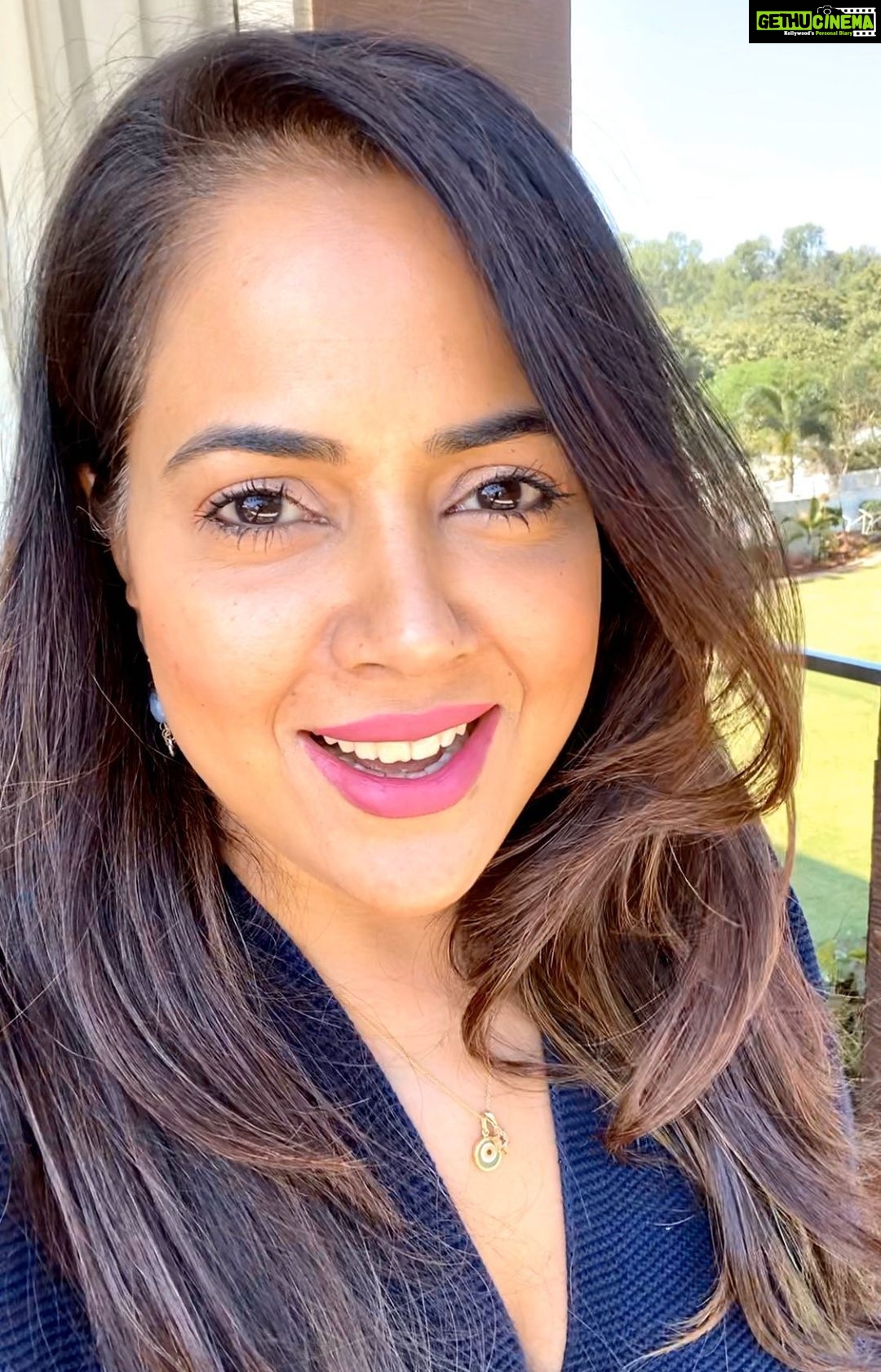 Sameera Reddy Instagram - Don’t miss this New mom’s shocked expression to see me in her home! 😱 Me and Nyra managed to really surprise Army wife Namrata, her husband Major Ganola , sweet daughter & their newborn son in Belgaum Karnataka! She loved her Sophie and I can’t tell you how amazing it feels to connect with one of my followers! Thank you for graciously welcoming me to your home 🙏🏼 it’s moments like these that make what I do so gratifying! #nomofomogiveaway @namrata_ganola @sophielagirafe_india #surprise #giveaway #giftathon #feelgood #nomofomo #sharethelove #momlife #mom #momsofinstagram #indianarmy #armywife #momentslikethese #mothersformothers #momsformoms