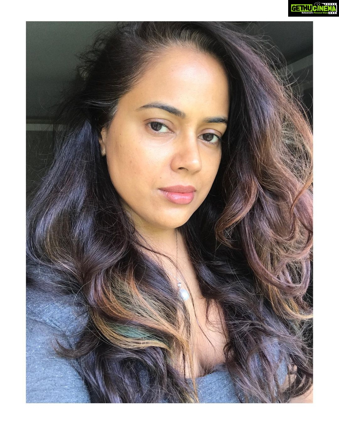 Sameera Reddy Instagram - It’s amazing how now with more kilos 2 kids and age I feel stronger more confident and fearless! Life is too short to sweat the small silly stuff. You are beautiful amazing and worthy right now in this moment ❤️ #selflove #healing #feelgood #positive #positivevibes #bodypositive #motherhood #momlife #affirmation #nostress #divine #happy #my #space #nojudgement #nomakeup #motherhoodunplugged