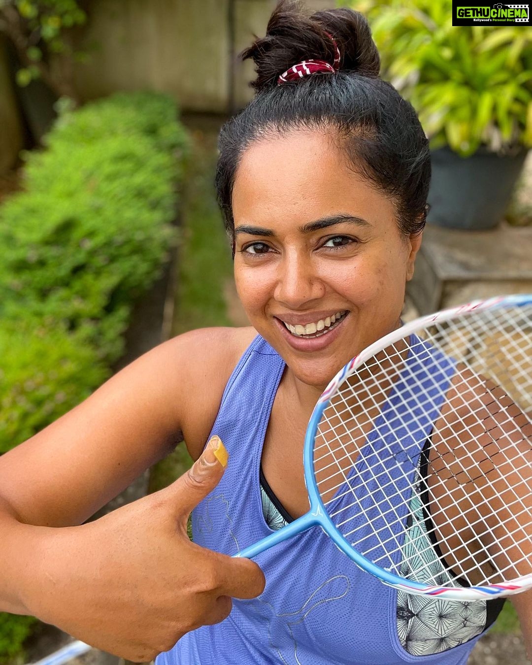Sameera Reddy Instagram - Cut my finger 🩹so deep this week it was insane but I pushed hard and still continued with a daily routine 🏸 Sometimes it’s easy to catch any excuse but I’m not letting go because I have to report to you guys😅 #fitnessfriday #update ➡️been a slow week but hoping next week will be more energy 💪🏼 #momlife #fitnessjourney #letsdothis ✨