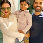 Sameera Reddy Instagram – The glee on my face to have my kids meet Rekhaji 😊She is such a legend 🙏🏼 Nyra was super cranky and she was so sweet with her 😍 gosh ! Such presence and what a fabulous look! Love love love this woman ! 🥰#superstar #legend #idol #moment #wow 🤩