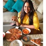 Sameera Reddy Instagram – Enjoying some yummy pizza before my post partum workout begins tomorrow! 🏃‍♀️I’m such a fan of these pizza platters! 🍕The songbird collection @hometownindia 🌟