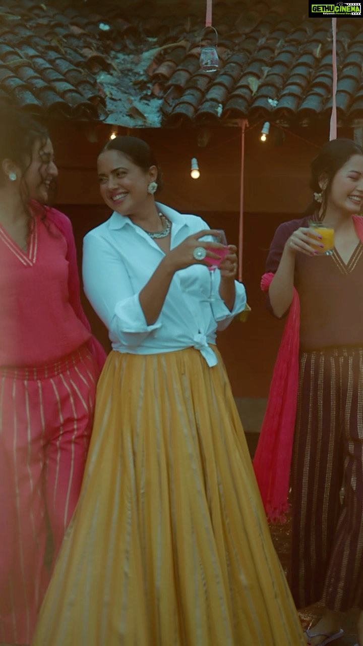 Sameera Reddy Instagram - It’s time to light up 🪔with your friends & family✨in outfits that sparkle with the colours of your festivities⭐️To shop from Utsa, visit @westsidestores westside.com or TataCliq . . 🎥 @leapingfrogpictures #Westsidestores #UtsaByWestside #FreshFashion #fashionista #newlaunch #NewCollection #LunaBluByWestside #fashionstyle #instafashion #Trending #Viral #Love #Instgood #ForYou #LoveSummer #art #happy #EthnicStyle #EthnicWear #EthnicFashion #GetTheLook #NowTrending #StaySafe #MaskUp #SafetyFirst #ATataEnterprise