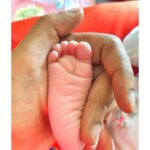 Sameera Reddy Instagram - My baby girl turns 2 weeks today ❤️& she has big feet just like her mama🤩 . . #friyay #momlife #baby #love #girl #mydaughter #myworld 💕