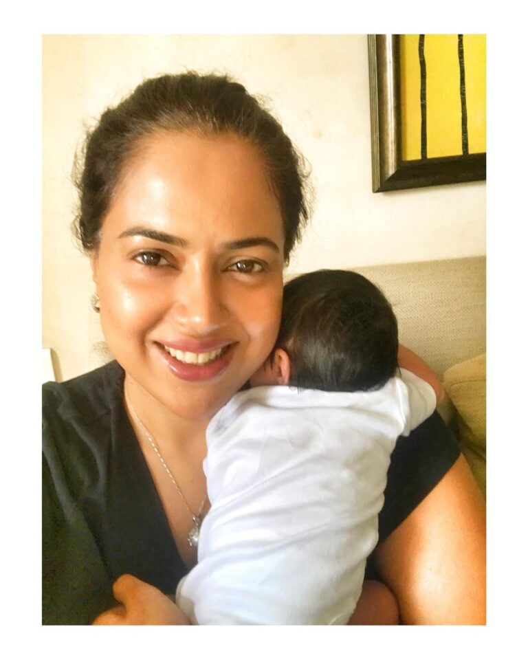 Sameera Reddy Instagram - Day 11 - Happiness galore with no sleep, colic and feeding round the clock ! I think I forgot how stressful breastfeeding can be !! I mean the pressure Is quite real and the whole top feed balance after a csec is hectic! I finally am exclusively feeding her but the whole process is something that should be natural but it’s made to be very stressful . I realised with the feedback that a lot of women struggle with it . I think it’s cool if a mom wants to move totally to formula or only BF or balance both . There is no shame and no one can define what’s the perfect way . We’re doing the best we can ! Ladoos to pumps I’m on job but damn it’s really quite hard ! 🥵 . #momlife 🌸 #hanginginthere #super #happy #tired #thrilled #motherhood #newborn #girl #babygirl #mom #newmom #again #breastfeeding #motherhood #imperfectlyperfect