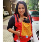 Sameera Reddy Instagram - Thank you to all the instafam moms that pointed out Nyra should be in an ergonomic carrier! Tried so many baby carriers this last month and finally found the one ! I’ve been very active with Nyra and take her everywhere so the @soulslings_india Aseema worked perfect for us! #babycarrier #workingmom #momlife #motherhood #active #fitmom