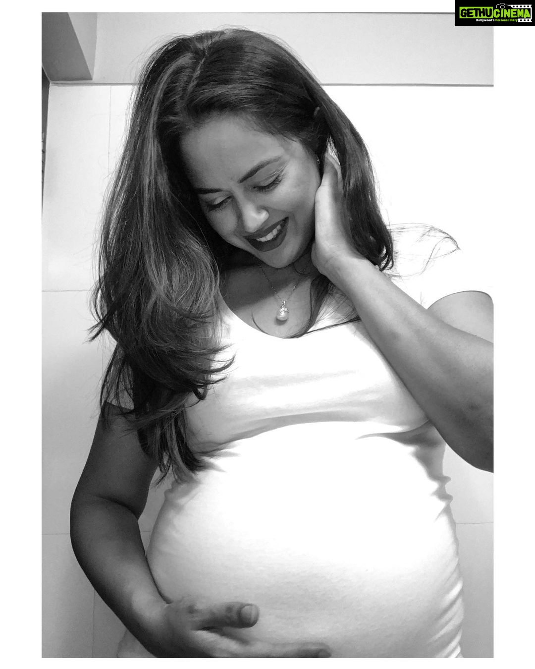Sameera Reddy Instagram - Hello Bumpie 🤩 we almost there ❤️ . . . #positivevibes #imperfectlyperfect #positivebodyimage #socialforgood #loveyourself #keepingitreal #acceptance #body #woman #instapic #maternityshoot #maternityphotography #bump #bumpstyle #pregnantbump #positivevibes #pregnancy #pregnant #picoftheday #pregnancyphotography #preggo #momtobe #momtobeagain #picoftheday #blackandwhite