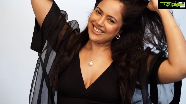 Sameera Reddy Instagram - This is the real me! Almost ready to pop! I know I’ll bounce back and im not afraid of being judged 🙌🏼. I wanted to share how I looked without make up & my morning face 😱 and how it’s important for me to celebrate it ! #imperfectlyperfect Thank you @namratasoni you’ve been amazing . . 🎥 the very talented @varadsugaonkar ⚡️. . #video #positivevibes #socialforgood #positivebodyimage #preggo #pregnant #pregnancy #9monthspregnant #almostthere #naturalmakeup #natural #acceptance #positivity #selflove #makeupfree #momtobe #momtobeagain #bump #bumpstyle #maternityshoot #maternityphotography #feelgood #bodypositive #loveyourself