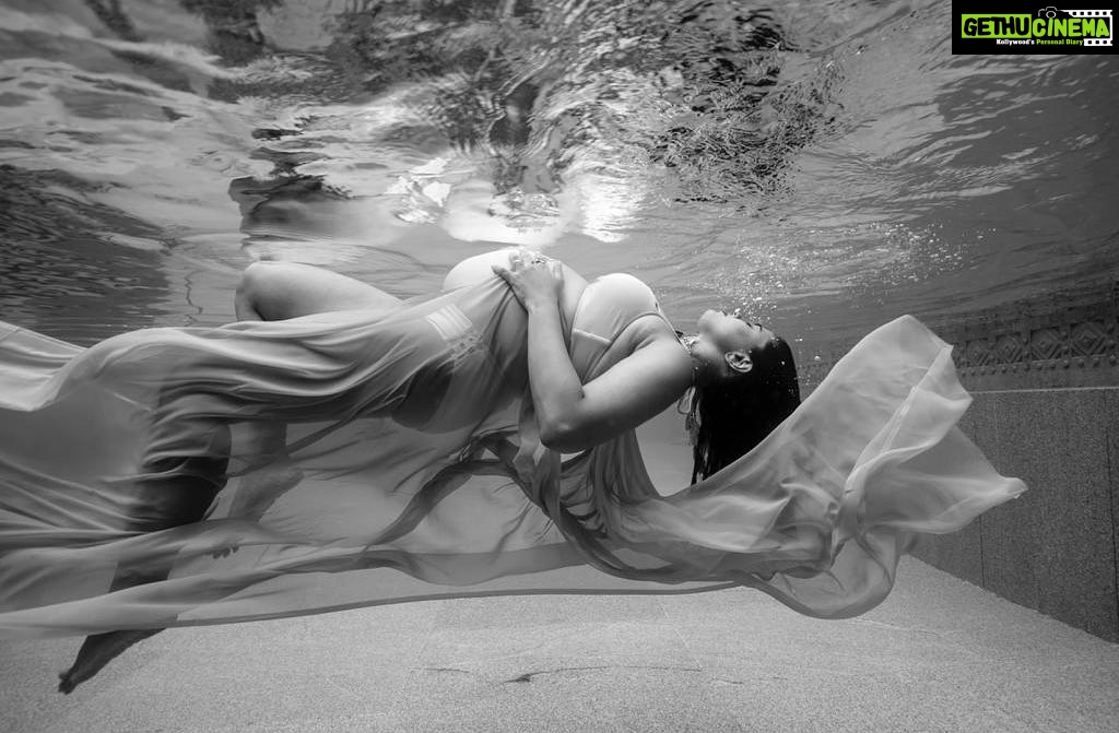 Sameera Reddy Instagram - Color is reality , black and white takes you beyond it 🔎#imperfectlyperfect #positivebodyimage #socialforgood #loveyourself #nofilter #nophotoshop #natural #water #keepingitreal 📷 @luminousdeep . . #acceptance #body #underwater #picoftheday #underwaterphotography #maternityshoot #pool #maternityphotography #bump #positivevibes #pregnancy #pregnant #picoftheday #pregnancyphotography #preggo #momtobe #bikini #picoftheday #blackandwhite #instablackandwhite #blackandwhitephotography