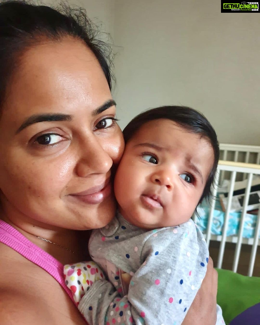 Sameera Reddy Instagram - 📝Time is fleeting & every moment is beautiful,precious,fun & unpredictable: it can be overwhelming at times but we found our way🏆Mama, life is beautiful ⭐️🙌🏻 Always remember that🌈 . #throwbackthursday #messymama #naughtynyra #momlife #motherhood #throwback #babygirl #iloveyou ❤️