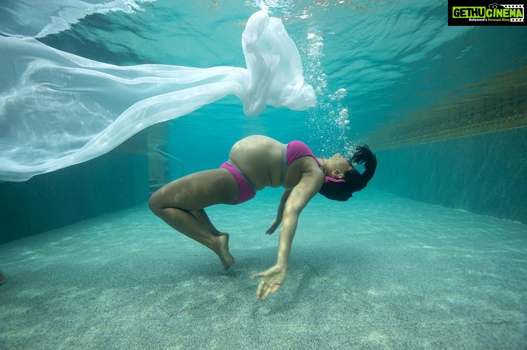 Sameera Reddy Instagram - To completely let go & be fearless is liberating 🌟 #imperfectlyperfect #positivebodyimage #socialforgood #loveyourself #nofilter #nophotoshop #notouchups #natural #water #keepingitreal 📷 @luminousdeep #mua @kohlnrouge styled by @viihal @nidhimunim #bikini @jwmarriottjuhu . . #acceptance #body #woman #underwater #picoftheday #underwaterphotography #maternityshoot #pool #maternityphotography #bump #bumpstyle #pregnantbump #positivevibes #pregnancy #pregnant #pregnancyphotography #preggo #picoftheday