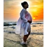 Sameera Reddy Instagram - The secret of change is to focus all your energy not on fighting the old but on building the new🛠 #imperfectlyperfect . 📸 Mr. @vardenchi . #pregnancy #bump #preggo #pregnant #sea #sunset #momtobe #momtobeagain #socialforgood #maternityshoot #maternityphotography #pregnantbelly #pregnancyphoto #love #baby #blessed #water #waves #sun #sky #iphonephotography