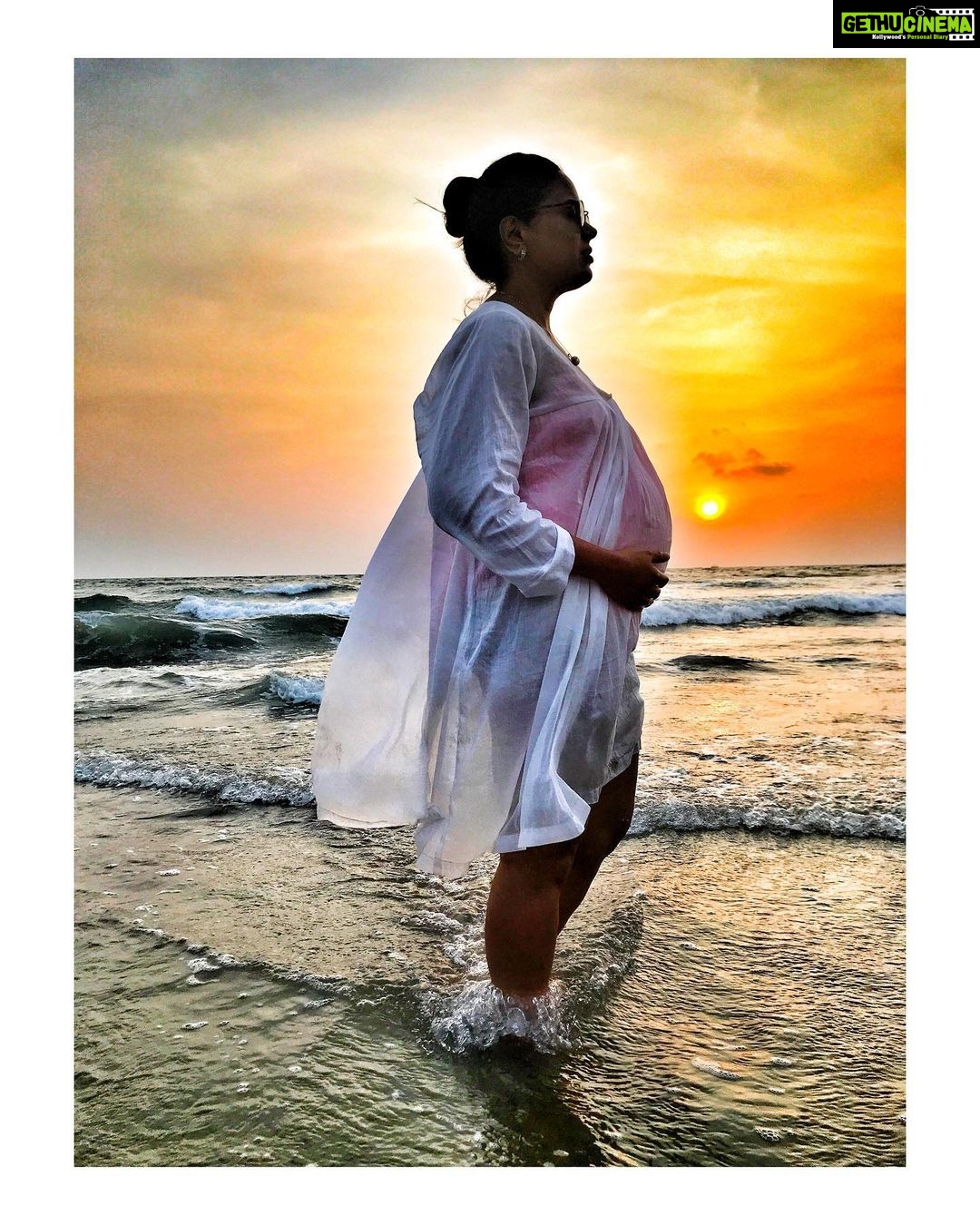Sameera Reddy Instagram - The secret of change is to focus all your energy not on fighting the old but on building the new🛠 #imperfectlyperfect . 📸 Mr. @vardenchi . #pregnancy #bump #preggo #pregnant #sea #sunset #momtobe #momtobeagain #socialforgood #maternityshoot #maternityphotography #pregnantbelly #pregnancyphoto #love #baby #blessed #water #waves #sun #sky #iphonephotography