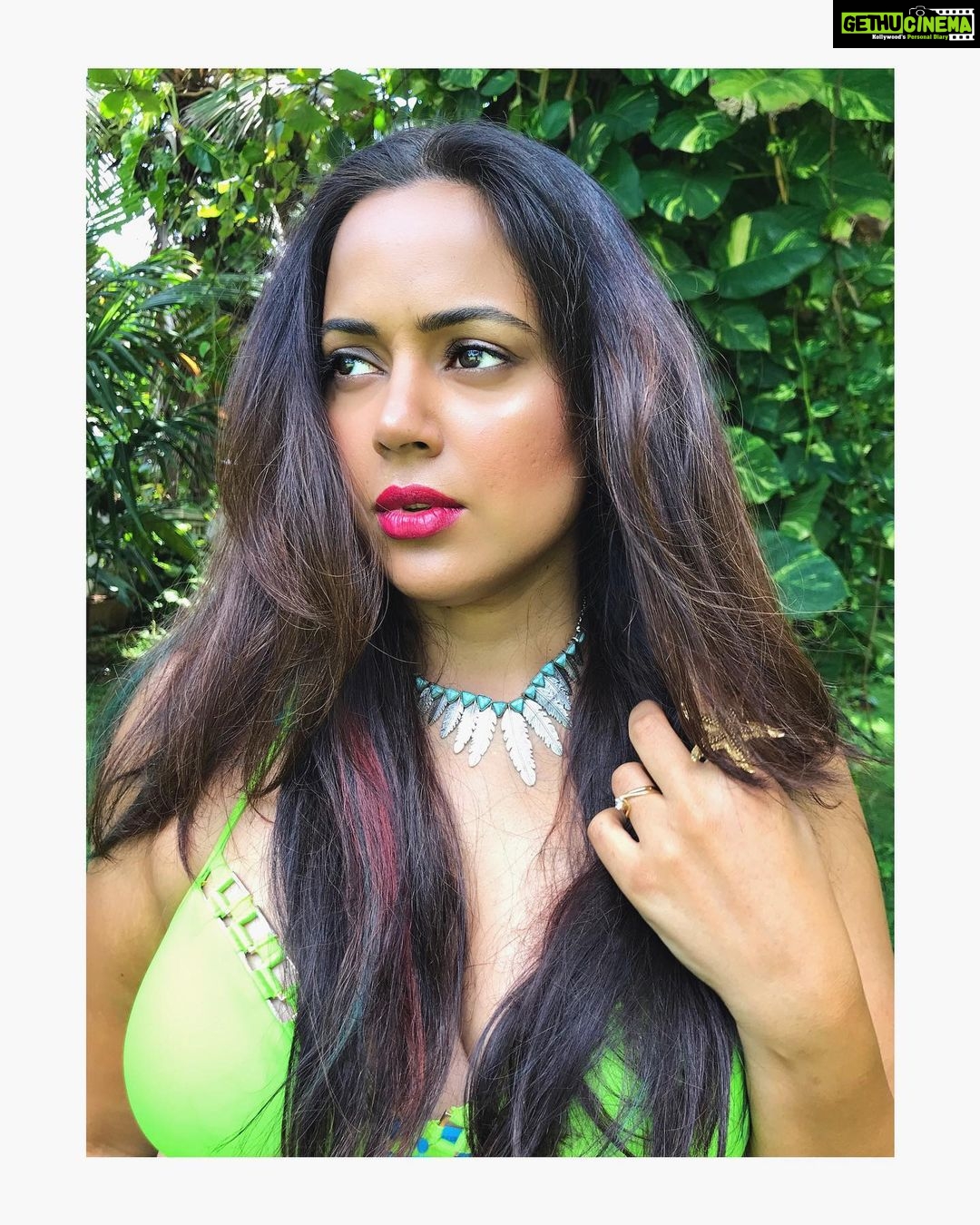 Sameera Reddy Instagram - I did the most extraordinary underwater shots with @luminousdeep .Can’t wait to share them with you guys soon ! 🌟. #mua @kohlnrouge styled @viihal . . #green #amazonian #friday #bikini #swimwear #iphonephotography #candid #beauty #nature #shoot #mom #momtobe #imperfectlyperfect