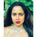 Sameera Reddy Instagram - Feeling Fierce with my Pink lips! Waterproof makeup for the underwater shoot by #mua @kohlnrouge styled by @viihal . . Stay tuned for some magical shots by @luminousdeep ! Coming soon 🌟 . #thursday #feelings #fierce #amazonian #mua #stylist #natural #pregnant #shoot #green #pink #indian #actor #momlife #momtobe Mumbai, Maharashtra
