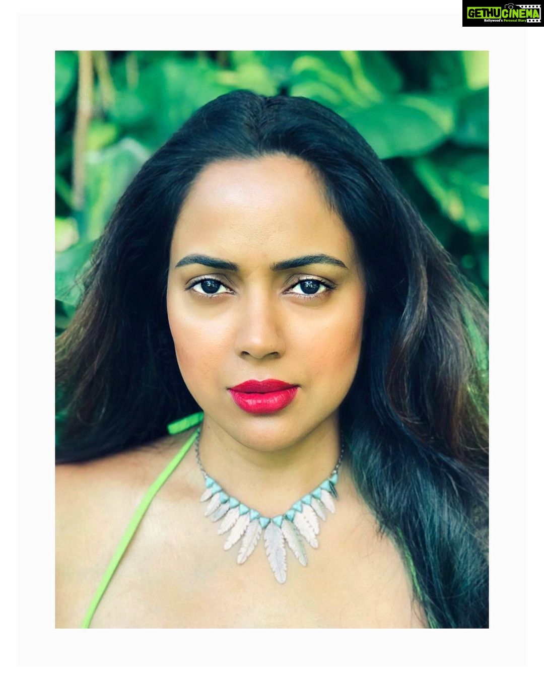 Sameera Reddy Instagram - Feeling Fierce with my Pink lips! Waterproof makeup for the underwater shoot by #mua @kohlnrouge styled by @viihal . . Stay tuned for some magical shots by @luminousdeep ! Coming soon π . #thursday #feelings #fierce #amazonian #mua #stylist #natural #pregnant #shoot #green #pink #indian #actor #momlife #momtobe Mumbai, Maharashtra