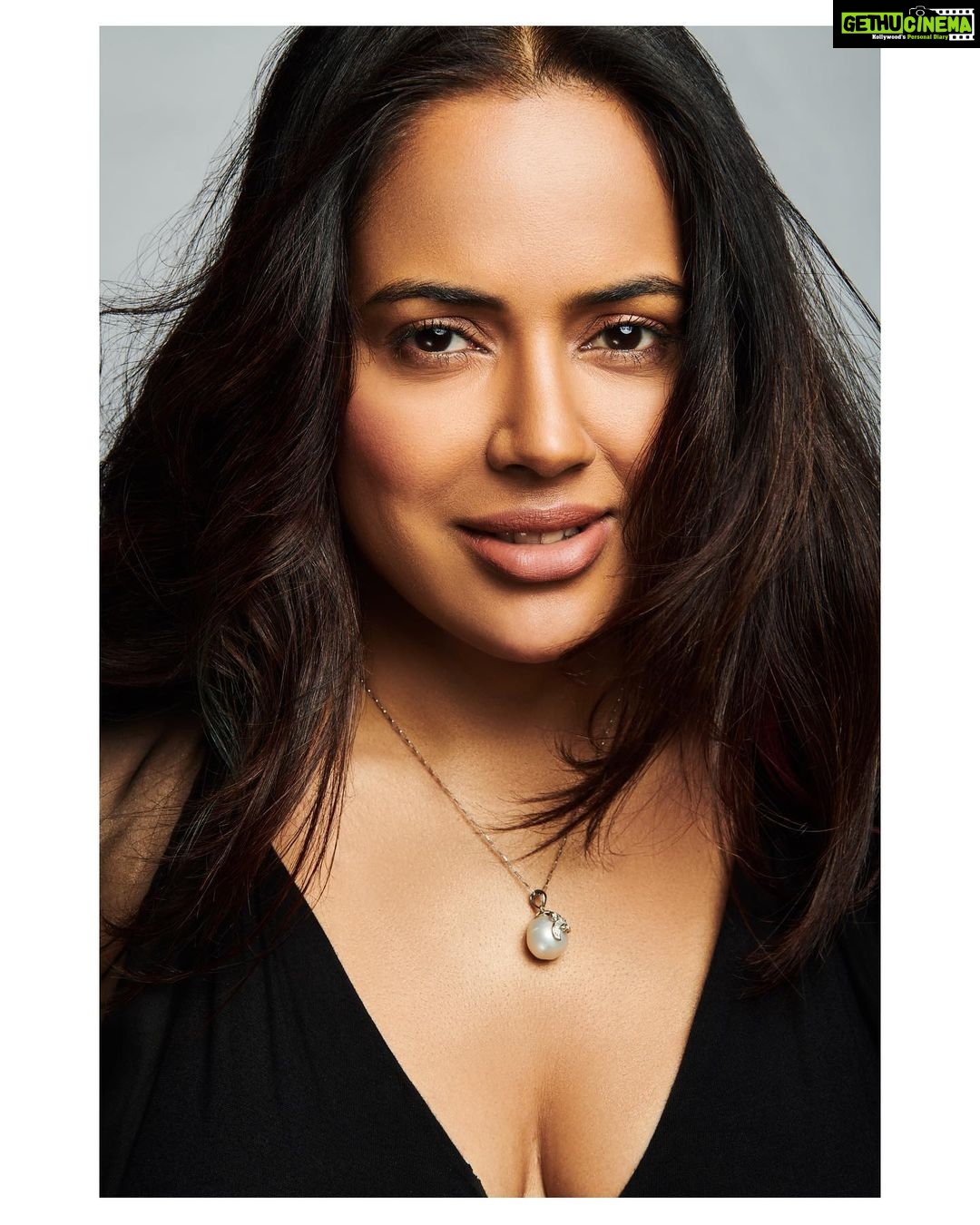 Sameera Reddy Instagram - Be kind.Be confident.Just be yourself.Itβs a lot harder trying to be someone else π. . @namratasoni @namratasonischoolofmakeupnhair π· @kunalgupta91 π@abhilashatd @vani2790 . . . #momtobe #actor #indian #pregnancy #pregnant #preggo #bump #pregnantbelly #preggolife #momlife #bumpstyle #pregnancystyle #pregnancyphoto #maternityshoot #maternityphotography #maternityfashion #hairstyles #makeup #beauty #momtobeagain #makeupoftheday #natural #naturalmakeup #longhair #mother #mom #loveyourself #imperfectlyperfect
