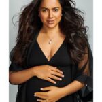 Sameera Reddy Instagram - Final lap of this pregnancy and I feel strong, excited, nervous and powerful. Mixed emotions in so much grace 🙏🏻 . . 💄@namratasoni @namratasonischoolofmakeupnhair 📷 @kunalgupta91 👗@abhilashatd @vani2790 . #momtobe #namglow #actor #indian #pregnancy #pregnant #preggo #bump #pregnantbelly #preggolife #momlife #bumpstyle #pregnancystyle #pregnancyphoto #maternityshoot #maternityphotography #maternityfashion #hairstyles #makeup #beauty #momtobeagain #makeupoftheday #natural #naturalmakeup #longhair #mother #mom #loveyourself #imperfectlyperfect