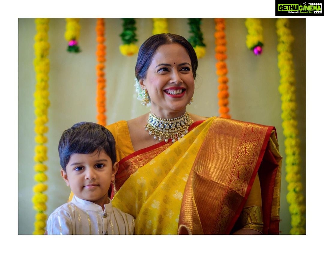 Sameera Reddy Instagram - When your greatest blessing calls you mama❤️ #hansvarde #myson #blessed 🙏🏻 . . . @maithily_hanamghar @weddingsbyamit @photographsbyishan Styled by @viihal . #godhbharai #godhbharaiceremony #monday #pregnant #pregnancy #momtobe #momtobeagain #babyshower #saree #india #indian #tradition #traditions #kanchipuramsilk #jewelry #baby #bump #preggo #smile #happy #beauty #gold #toddler #southindian #mylife #moment #blessed #grace 🙏🏻