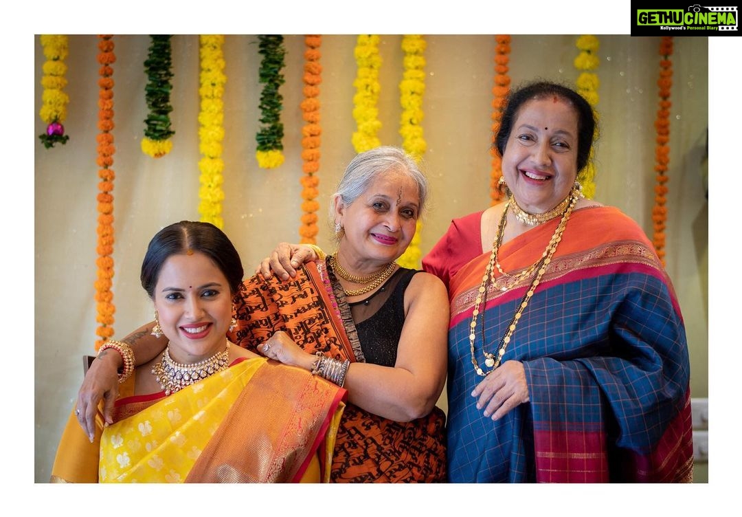 Sameera Reddy Instagram - My strength! My two moms who always have my back ! Love you Nikki Reddy @manjrivarde #mothersanddaughters ❤️❤️. . @maithily_hanamghar @weddingsbyamit @photographsbyishan . . #sunday #family #positivevibes #mothers #moms #motherinlaw #motheranddaughter #women #support #powerhouse #ladies #strong #woman #sarees #saree #traditional #tradition #india #indian #godhbharai #godhbharaiceremony #pregnant #babyshower #baby #momtobe #momtobeagain #blessed