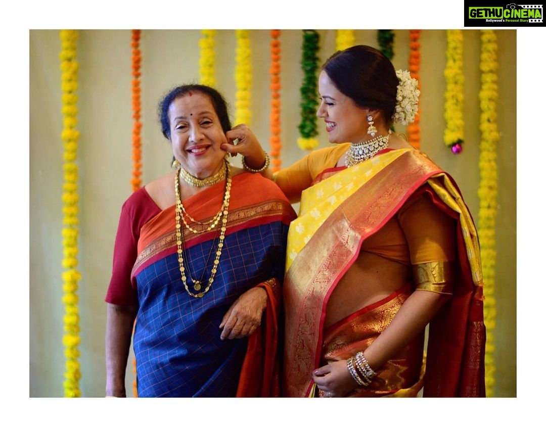 Sameera Reddy Instagram - All that I am and I hope to be is your bright energy and your resilience mama🌟 I know I am a good mom to Hans because you were there to show me the way🙏🏻 . . @maithily_hanamghar @weddingsbyamit @photographsbyishan . . #godhbharai #preggo #pregnant #pregnancy #indian #india #tradition #saree #gold #laxmi #mother #mom #sarees #momanddaughter #myrock #kanchivaramsilk #momtobe #beauty #love #grace #blessed #family #baby #bumpstyle