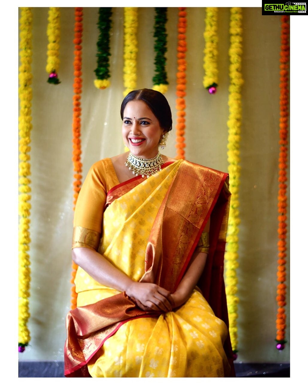 Sameera Reddy Instagram - Smile and the universe smiles with you🌟. . @beenaseematti @seemattitextiles thank you for this custom Kanchipuram Silk Saree. It’s made me feel super special ❤️ #godhbharai #positivevibes . . Styled by @viihal @maithily_hanamghar @weddingsbyamit @photographsbyishan . . #godhbharaiceremony #silksaree #seematti #saree #kanchipuramsilk #india #indianceremony #silk #baby #blessed #family #love #traditions #india #momtobe ❤️