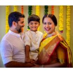 Sameera Reddy Instagram – Hearty laughter and inner smiles is enough to keep me happy for a lifetime ! My Godh Bharai Bliss❤️
.
.
📷 @maithily_hanamghar
@weddingsbyamit
@photographsbyishan .
.

#godhbharai #baby #blessed #family #love #myson #mybae #traditions #indian #saree #momtobe ❤️