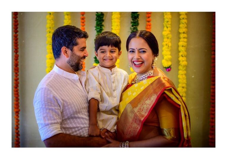 Sameera Reddy Instagram - Hearty laughter and inner smiles is enough to keep me happy for a lifetime ! My Godh Bharai Bliss❤️ . . 📷 @maithily_hanamghar @weddingsbyamit @photographsbyishan . . #godhbharai #baby #blessed #family #love #myson #mybae #traditions #indian #saree #momtobe ❤️