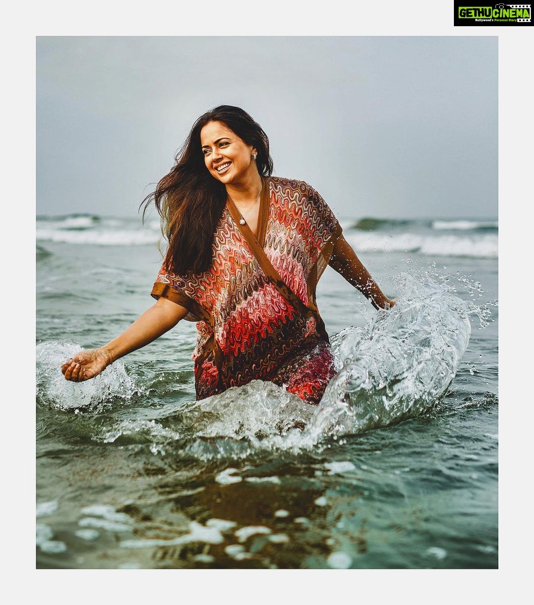 Sameera Reddy Instagram - Just as water reflects the stars and the moon , the body reflects the mind and the soul - Rumi🌜🌺. . . 📷 @_fabian.franco_ 👗 @missoni . . #water #sea #pregnancy #maternityshoot #missoni #momtobe #nature #natural #photography #preggo #mom #bumpstyle #goa #pregnantbelly #picoftheday #pregnant #baby #bump #bumpstyle #pregnancyphotography #beauty #candid #maternityphotography #indian #mom #momlife #maternityfashion #keepingitreal