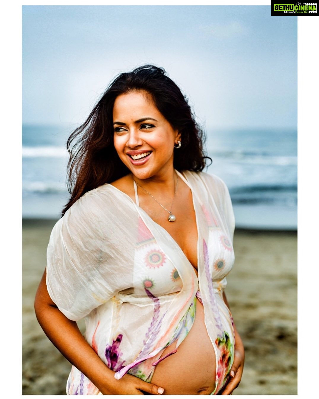 Sameera Reddy Instagram - Her soul was too deep to explore by those who always swam in the shallow end 🧚🏻♀️. This is my answer to anyone who feels uncomfortable with me enjoying my pregnant belly 🌟 #liveandletlive . 📷 @_fabian.franco_ #maternityphotography #photoshoot #momtobe #photo #momlife #pregnancy #pregnant #fashion #preggo #preggobelly #sea #beach #positivebodyimage #selflove #acceptance