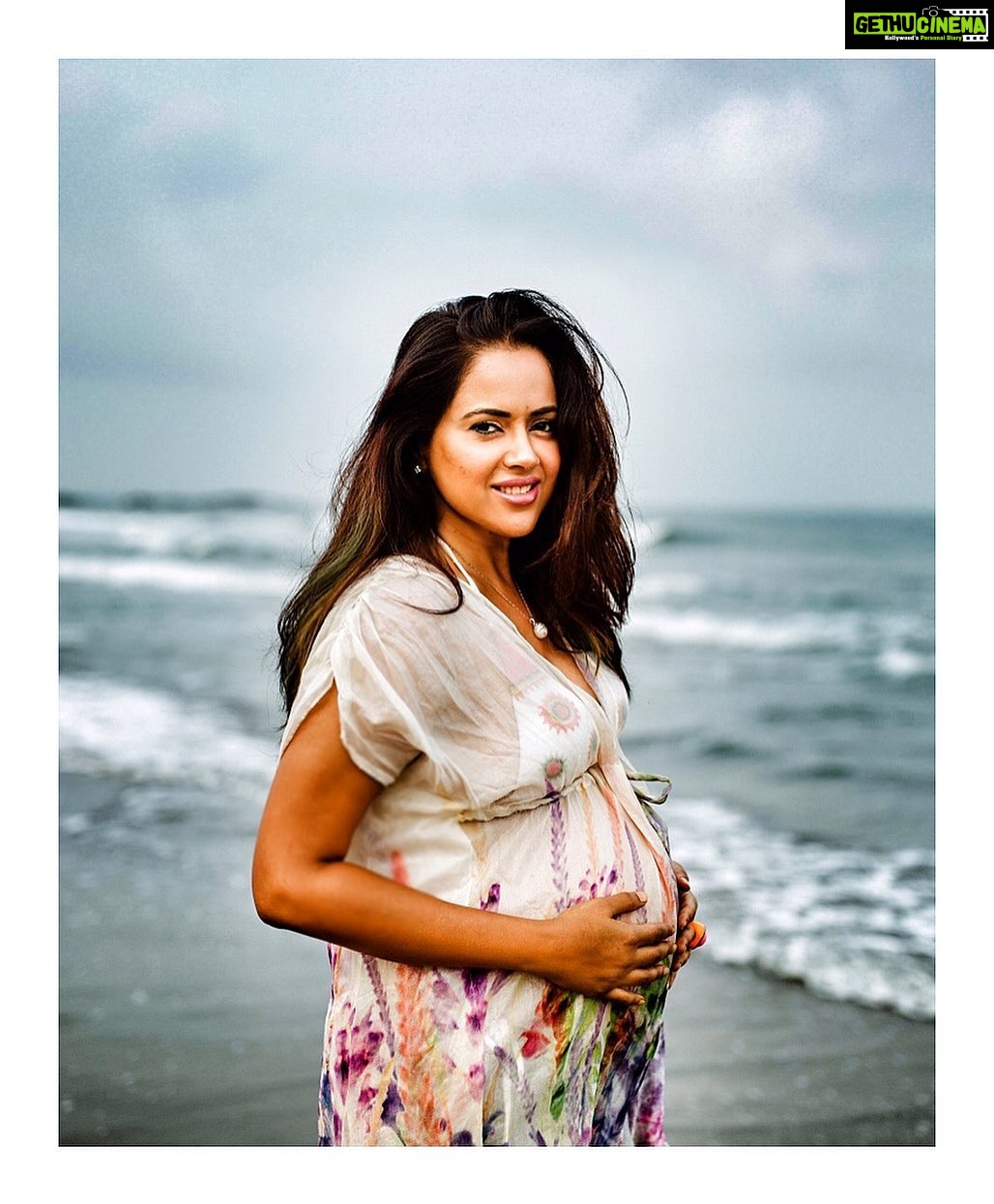Sameera Reddy Instagram - 🌸 I bare my soul to help you realise that yours is not alone 🙌🏼 . . 📷 @_fabian.franco_ #pregnancyphotoshoot #pregnant #momtobe #sea #baby #bump #maternityphotoshoot #feelgood #sand #sun #beach #sea #waves #preggo #pregnancy #pregnantbelly #bikini #bodypositive #loveyourself #mom #momlife #picoftheday