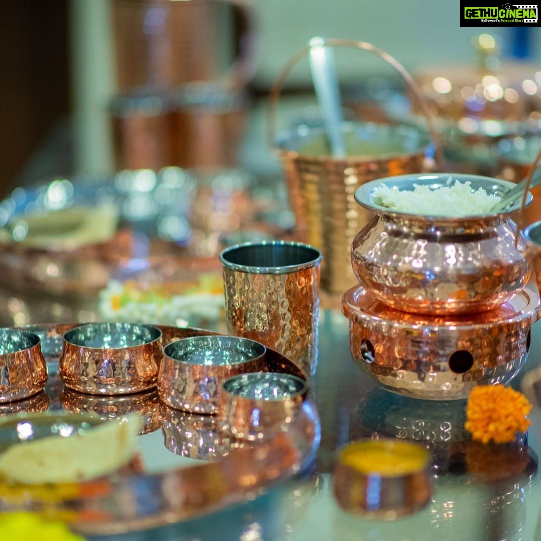 Sameera Reddy Instagram - A Godh Bharai is all about abundance & blessings for the new baby β€οΈ Special thank you to my mother in law for making it so special. Love this beautiful Copper Thali Set! π Songbird Collection by @hometownindia its so gorgeous β€οΈ. . . @manjrivarde π₯° #godhbharai #presents #blessings #abundance #love #tradition #indian #family #ritual #motherinlaw #thali #copper #marigold #flowers #saree #blessed ππ»