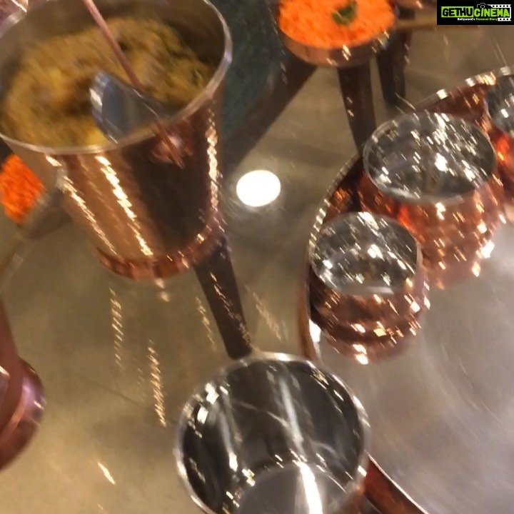 Sameera Reddy Instagram - A Godh Bharai is all about abundance & blessings for the new baby β€οΈ Special thank you to my mother in law for making it so special. Love this beautiful Copper Thali Set! π Songbird Collection by @hometownindia its so gorgeous β€οΈ. . . @manjrivarde π₯° #godhbharai #presents #blessings #abundance #love #tradition #indian #family #ritual #motherinlaw #thali #copper #marigold #flowers #saree #blessed ππ»