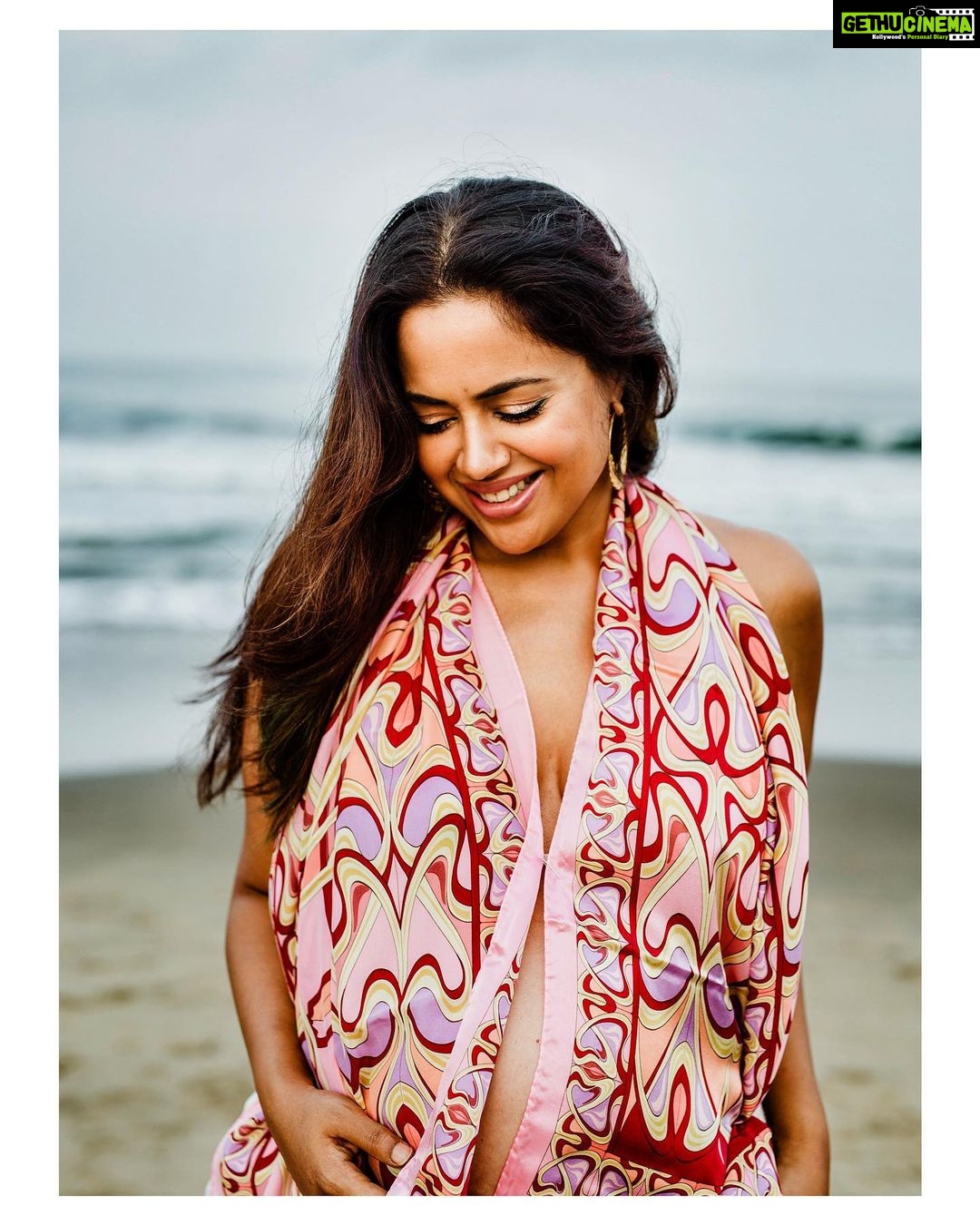 Sameera Reddy Instagram - Beauty begins the moment you decide to be yourself 🌟 Coco Chanel . . 📷 @_fabian.franco_ @freywille @flowerchildbyshaheenabbas . . #beach #happy #natural #makeup #pregnant #preggo #waves #sea #goa #maternityphotography #pregnancystyle #beauty #momtobe 🌸