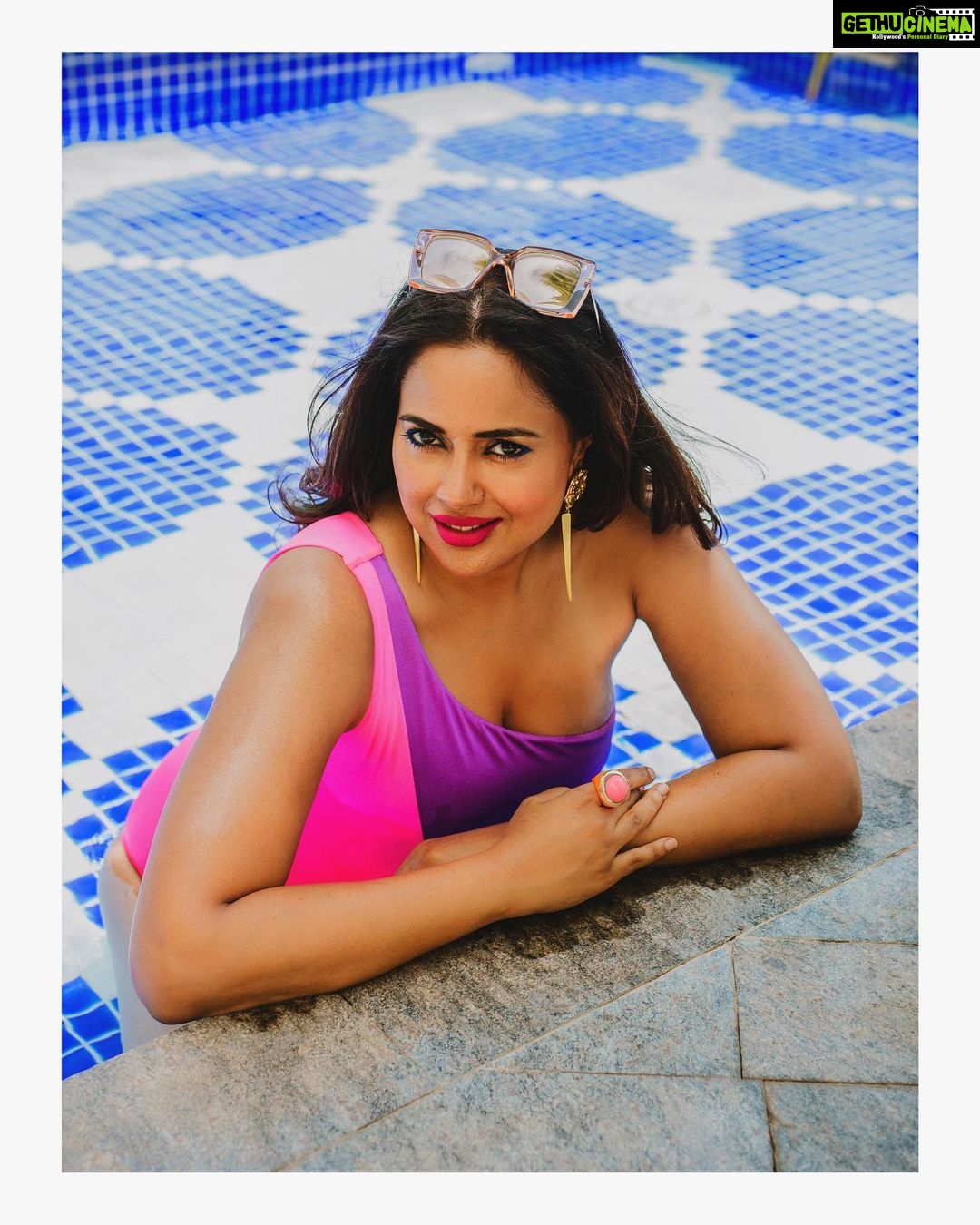 Sameera Reddy Instagram - Who says being #preggo should be boring ? Bump Glam style @w_goa ! 🏖. . . 📷 @_fabian.franco_ . 👙 @shivanandnarresh . . 🕶 @chanelofficial . 💍 @flowerchildbyshaheenabbas . . #goa #fashion #swimsuit #chanel #bumpstyle #pregnancy #photoshoot #sun #water #maternityphotography #maternityshoot #momtobe #preggo