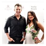 Sameera Reddy Instagram - How tall is Brett Lee ?? 😱 I’m almost 5’9“ and I feel short here😉 Bollywood meets Cricket at a fun Sunday Brunch! The St. Regis Mumbai