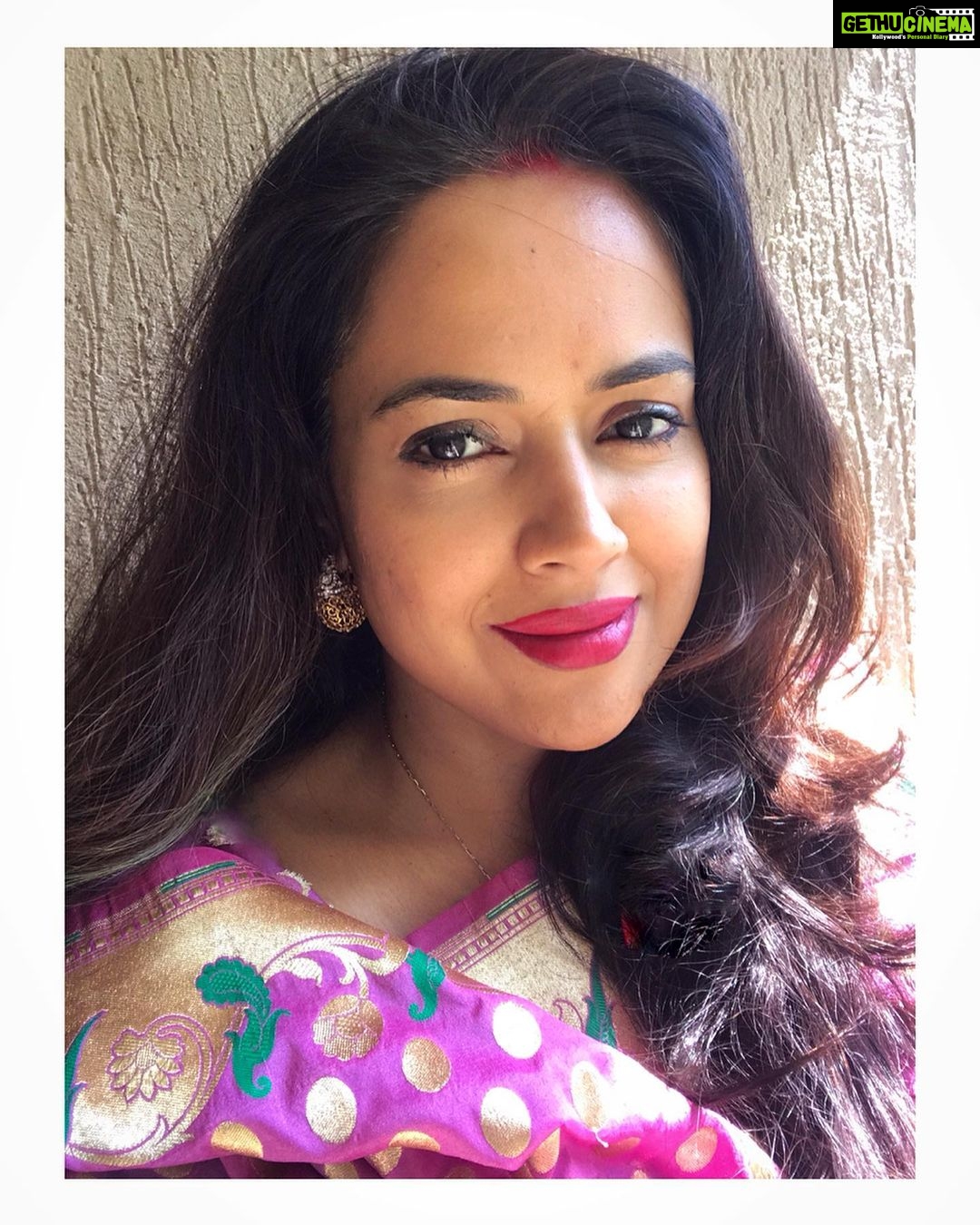 Sameera Reddy Instagram - We did a havan at home this weekend . I usually never wear a sindoor.. but there is something about it that’s so traditional and Indian . My mother has put it on every single day of her married life. I guess it’s just not a part of our generation or is it ? I have to admit I kind of liked it on 😉 #indian #traditional #tradition #sindoor ❣️