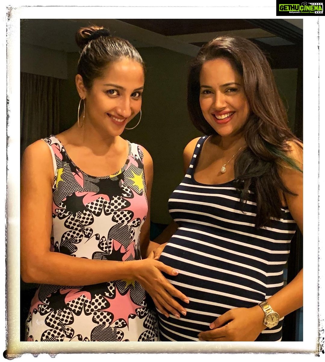 Sameera Reddy Instagram - Parul aka @mumbaimummy is my encyclopaedia on motherhood & she is a mom of 4! 🙂Yes you heard that right FOUR amazing kids! I’ve seen sometimes people judge her for it and I don’t get why . It’s her choice and she is an Incredible mom! Through the years of knowing her I realised she had to struggle through many issues . Just because she made it look easy doesn’t mean it was. She has had her share of miscarriages and has struggled with post partum issues. She chose to be a hands on mom putting her career on hold and really educating herself on every aspect of motherhood . One of my mother’s day moms I salute ! You are one rockstar Parul Kakad! 🤩 #mothersday #everyday #women #respect #momlife #mom #sisterhood #weekend #happymothersday ❣️
