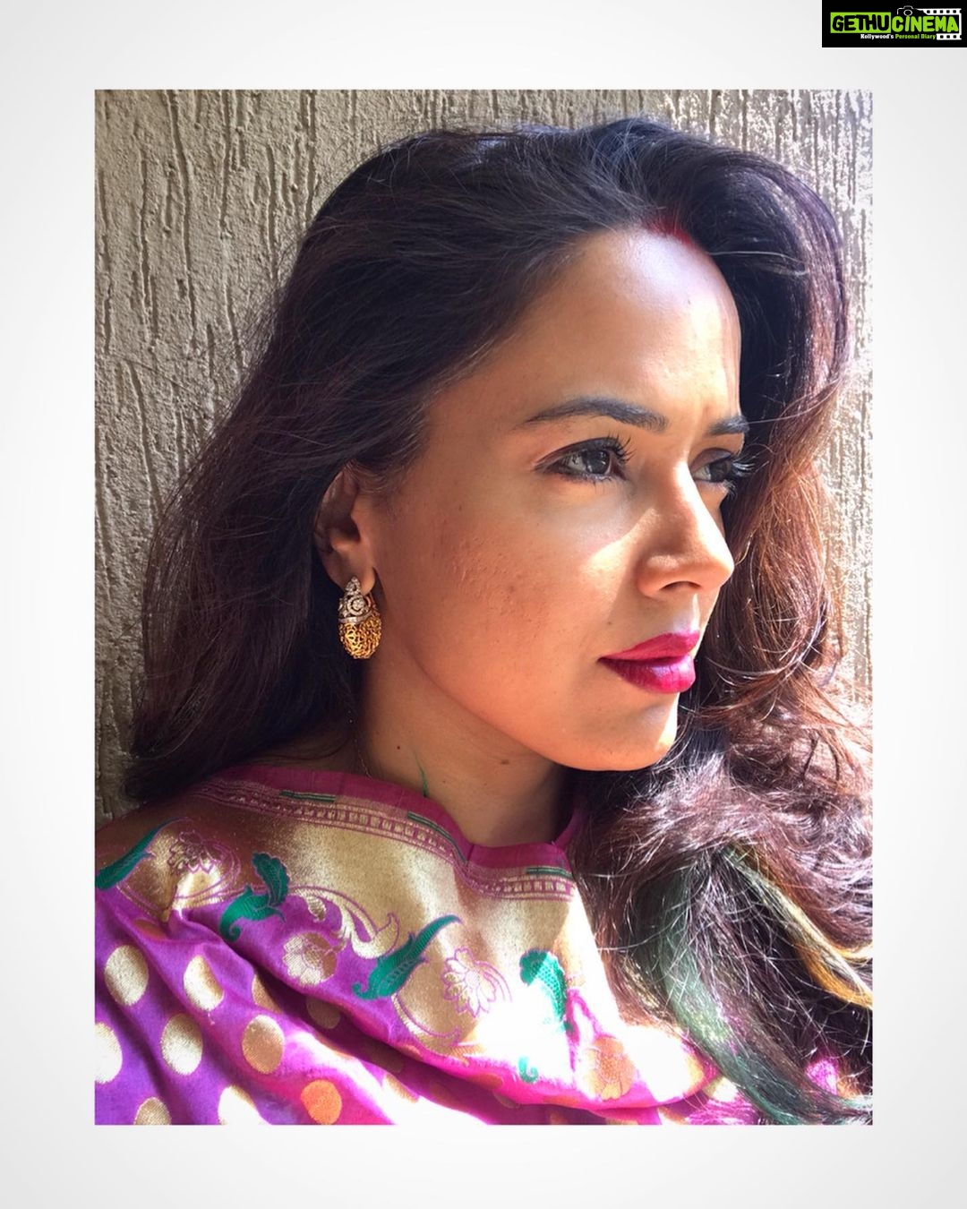 Sameera Reddy Instagram - We did a havan at home this weekend . I usually never wear a sindoor.. but there is something about it that’s so traditional and Indian . My mother has put it on every single day of her married life. I guess it’s just not a part of our generation or is it ? I have to admit I kind of liked it on 😉 #indian #traditional #tradition #sindoor ❣️