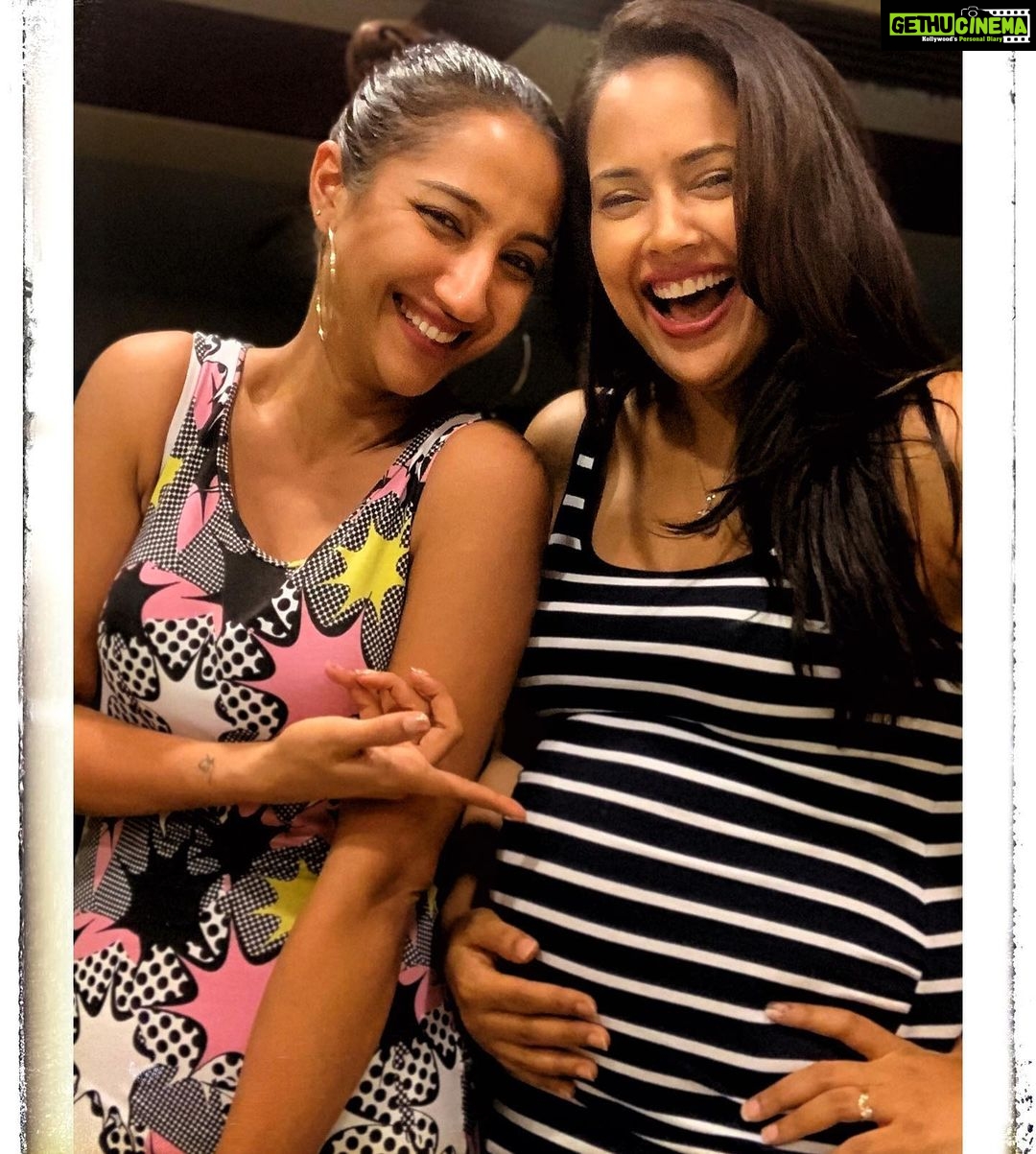 Sameera Reddy Instagram - Parul aka @mumbaimummy is my encyclopaedia on motherhood & she is a mom of 4! 🙂Yes you heard that right FOUR amazing kids! I’ve seen sometimes people judge her for it and I don’t get why . It’s her choice and she is an Incredible mom! Through the years of knowing her I realised she had to struggle through many issues . Just because she made it look easy doesn’t mean it was. She has had her share of miscarriages and has struggled with post partum issues. She chose to be a hands on mom putting her career on hold and really educating herself on every aspect of motherhood . One of my mother’s day moms I salute ! You are one rockstar Parul Kakad! 🤩 #mothersday #everyday #women #respect #momlife #mom #sisterhood #weekend #happymothersday ❣️