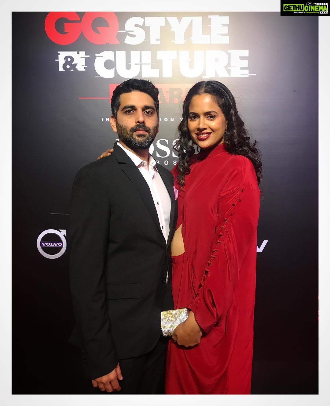 Sameera Reddy Instagram - With Mr. @vardenchi ❤️. @kalloldatta thank you for such an incredible outfit @kalloldatta1955 @gqindia #gqstyleawards . @megbhalla 🌟 @zingranwon @zidosalon 💁🏻♀️. @kohlnrouge #makeup 💄. @jet_gems @swarovski @chanelofficial 👠. . #saturdayvibes #aboutlastnight #bae #datenight #husbandandwife #pregnancystyle #gqmagazine Taj Lands End, Mumbai