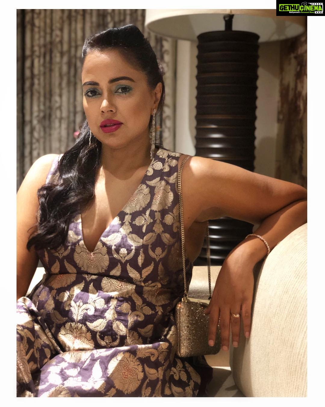 Sameera Reddy Instagram - I did it my way ~ Frank Sinatra ๐. . . Dressing up the bump is easy with such an amazing team๐thank youโค๏ธ ๐@kshitijjalori ๐@makeupbypam_pinky ๐๐ปโโ๏ธ @zidosalon @zingranwon @jet_gems @jimmychoo styled by @megbhalla ๐ท @designer_ishwari #pregnancy#pregnancyfashion #bumpstyle @filmfare #awards #aboutlastnight #filmfare #bollywood