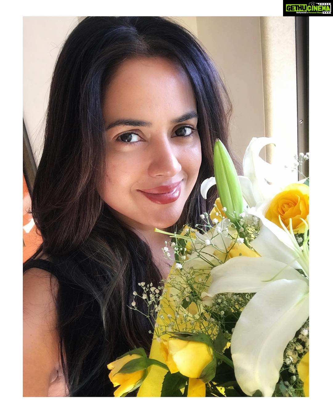 Sameera Reddy Instagram - Baby girl vibes š„°š is the universe sending me signs ?? Iām loving floral scents and fresh flowers š·šš» please be right ! . . . . #baby #bump #pregnancyindia #pregnancy #motherhood #momtobe #momlife #thehappynow #flowers #positivevibes #pray #girl #babygirl šø