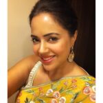 Sameera Reddy Instagram - Look at the stars Look how they shine for you And everything you do Yeah they were all yellow… @coldplay . . #aboutlastnight 👗 @anitadongre #yellow #saree #pregnancy #fashion Earrings @anitadongrepinkcity @jet_gems ❤️