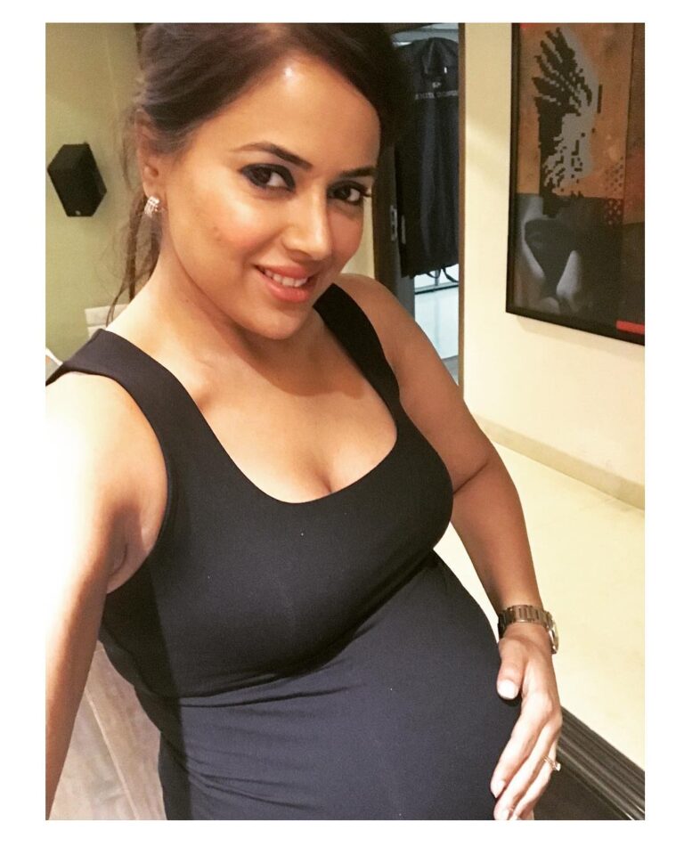 Sameera Reddy Instagram - Message to my baby ❤️ Kind heart , fierce mind, brave spirit !. . . #pregnancy #bump #secretmessage #strong #instawoman #instamom #womensday #everyday 💪🏻
